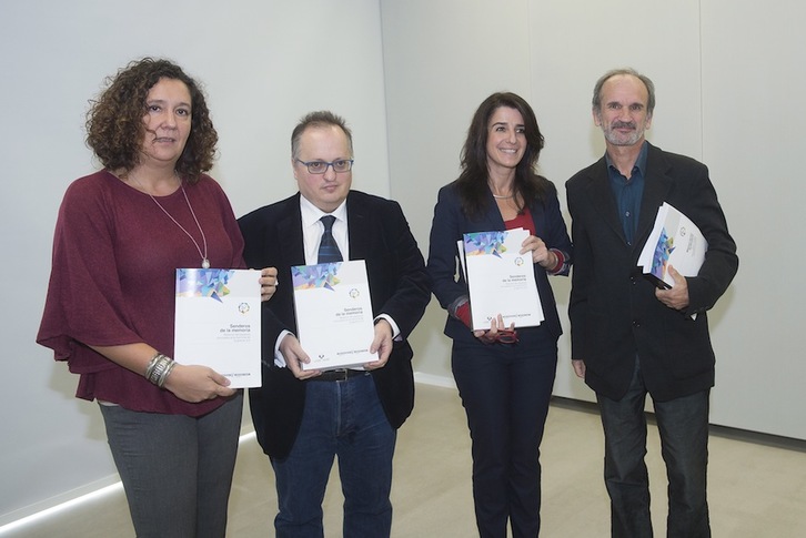 ‘Memoriaren ibilbideak’ txostena aurkeztu du Lakuak. (Luis JAUREGIALTZO / ARGAZKI PRESS)