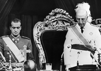 Juan Carlos de Borbón junto a Franco. (GARA)