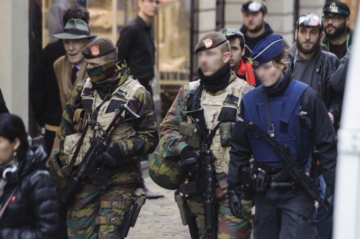 Militares y policías belgas patrullan en Bruselas. (Nicolas LAMBERT | AFP)