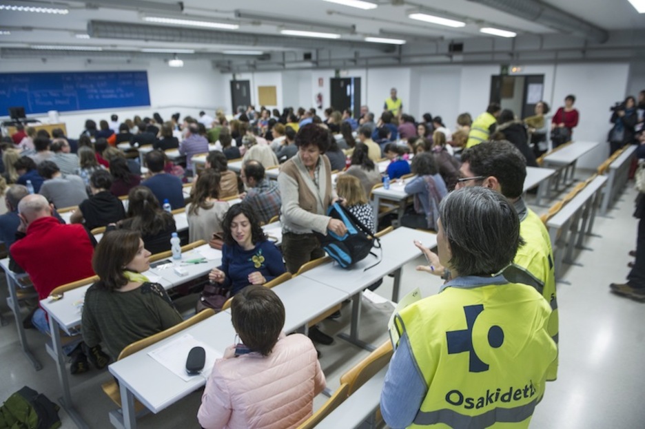 Los aspirantes a una plaza en Osakidetza se preparan para el examen. (Jon URBE/ARGAZKI PRESS)