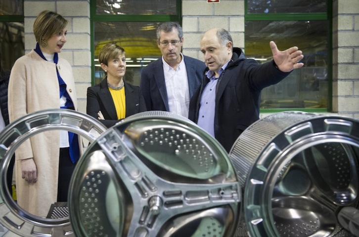 Francisco Martín, junto a Markel Olano, Arantza Tapia y la alcaldesa María Ubarretxena. (Gorka RUBIO/ARGAZKI PRESS) 