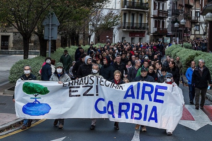 Manifestazio jendetsua egin dute Lasarte-Orian erraustegiaren aurka. (Aritz LOIOLA/ARGAZKI PRESS)