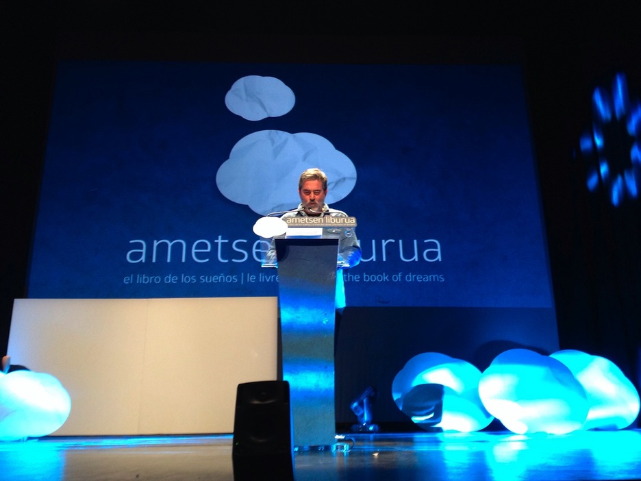 Iñaki Beraetxe, aurkezle lanetan. (ARGAZKI PRESS) Iñaki Beraetxe, aurkezle lanetan. (ARGAZKI PRESS)