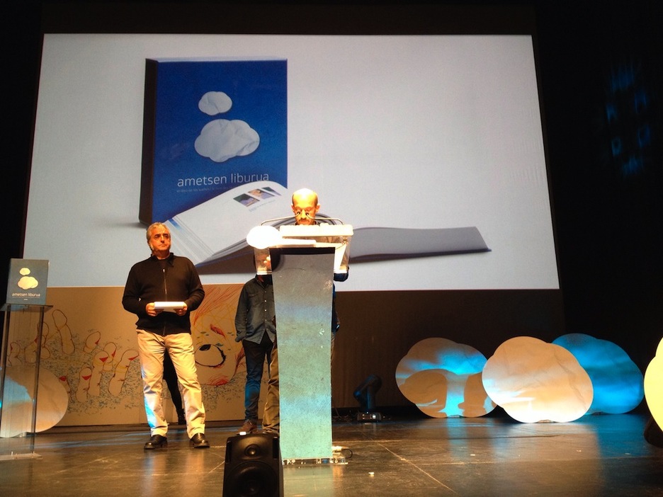 Fermin Munarriz eta Jokin Urain, ‘Ametsen Liburua’ren editorea eta koordinatzailea. (ARGAZKI PRESS) Fermin Munarriz eta Jokin Urain, ‘Ametsen Liburua’ren editorea eta koordinatzailea. (ARGAZKI PRESS)