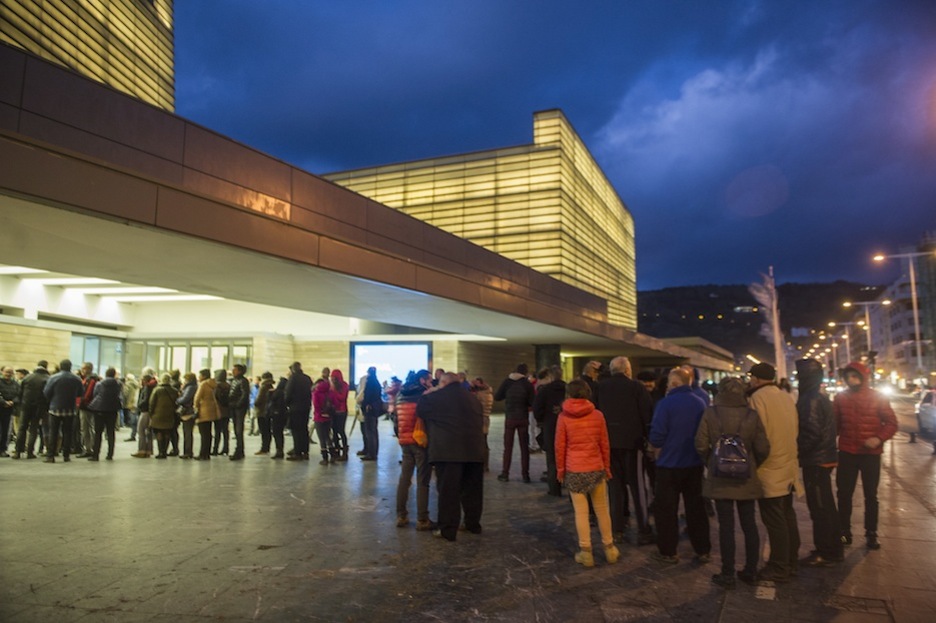 Ilara Kursaalera sartzeko. (Jon URBE/ARGAZKI PRESS) Ilara Kursaalera sartzeko. (Jon URBE/ARGAZKI PRESS)