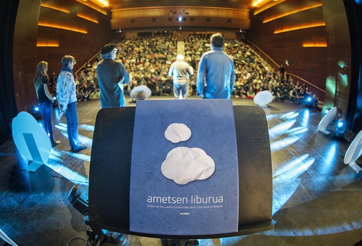 ‘Ametsen Liburua’kl 960 orrialde ditu. (Jon URBE/ARGAZKI PRESS)