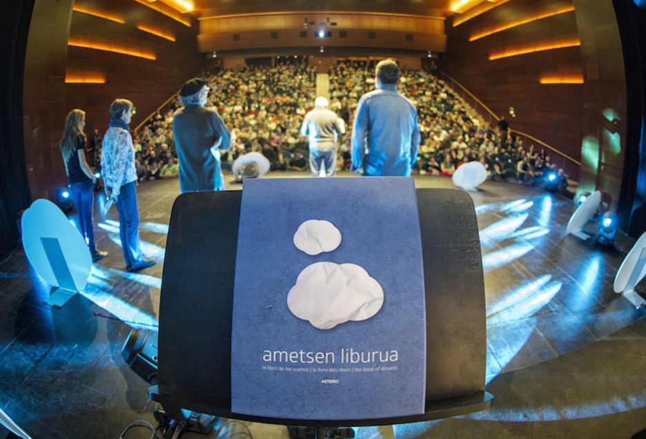 ‘Ametsen Liburua’kl 960 orrialde ditu. (Jon URBE/ARGAZKI PRESS) ‘Ametsen Liburua’kl 960 orrialde ditu. (Jon URBE/ARGAZKI PRESS)