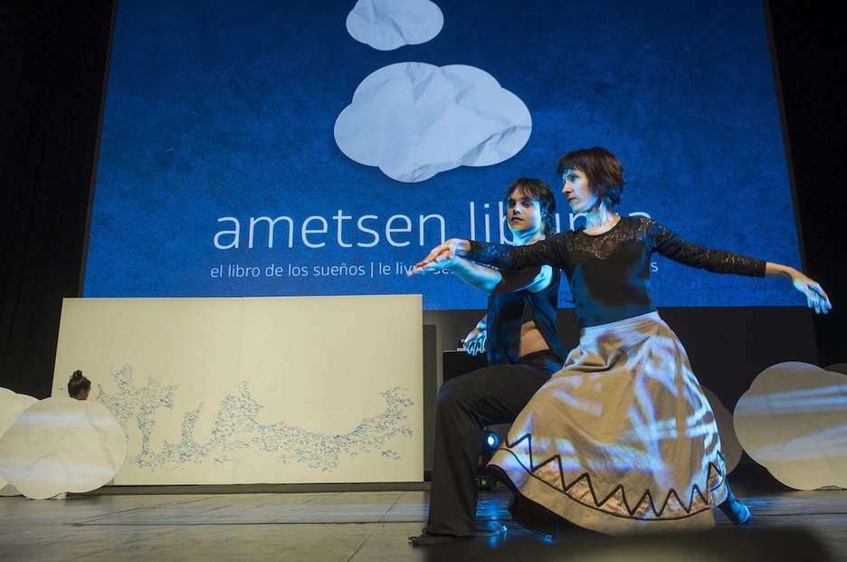 DAntzariak oholtzan. (Jon URBE/ARGAZKI PRESS) DAntzariak oholtzan. (Jon URBE/ARGAZKI PRESS)