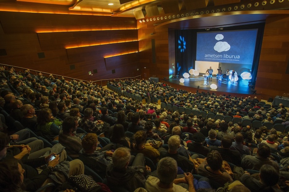 Kursaaleko aretoa lepo bete da. (Jon URBE/ARGAZKI PRESS) Kursaaleko aretoa lepo bete da. (Jon URBE/ARGAZKI PRESS)
