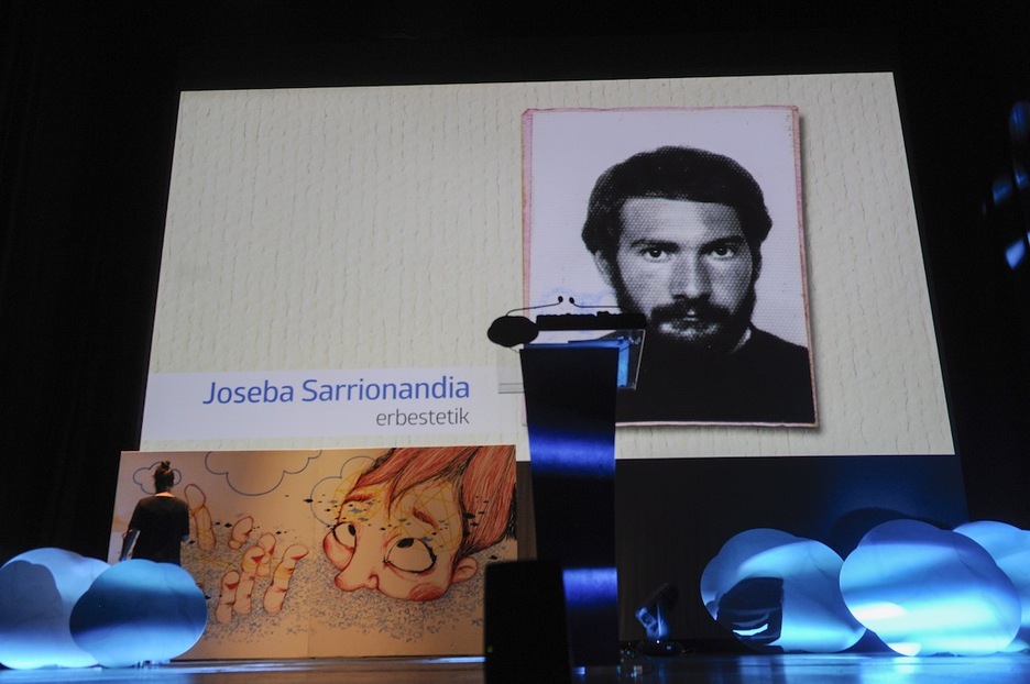 Joseba Sarrionandiak propio bidalitako hitzak entzun dituzte. (Jon URBE/ARGAZKI PRESS) Joseba Sarrionandiak propio bidalitako hitzak entzun dituzte. (Jon URBE/ARGAZKI PRESS)