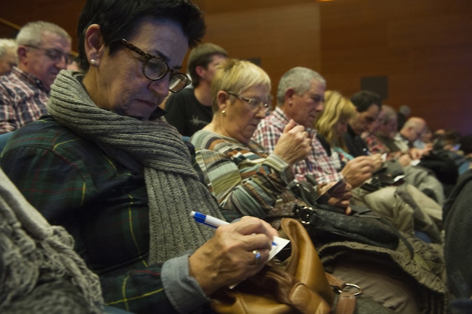 Eserlekuetan zeuden postaletan presoei mezuak edo ametsak idatziz bukatu da ekitaldia. (Jon URBE/ARGAZKI PRESS) Eserlekuetan zeuden postaletan presoei mezuak edo ametsak idatziz bukatu da ekitaldia. (Jon URBE/ARGAZKI PRESS)