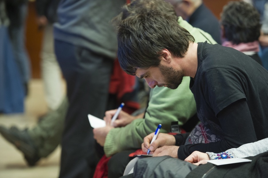 Mezuak idazten bukaeran. (Jon URBE/ARGAZKI PRESS) Mezuak idazten bukaeran. (Jon URBE/ARGAZKI PRESS)