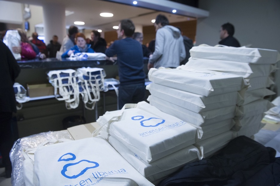 Liburuak poltsetan prest, saltzeko. (Jon URBE/ARGAZKI PRESS) Liburuak poltsetan prest, saltzeko. (Jon URBE/ARGAZKI PRESS)