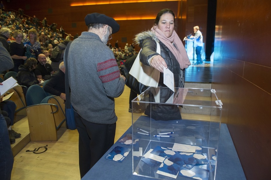 Lohitzune Txarola, bere mezua ontzian sartzen. (Jon URBE/ARGAZKI PRESS) Lohitzune Txarola, bere mezua ontzian sartzen. (Jon URBE/ARGAZKI PRESS)