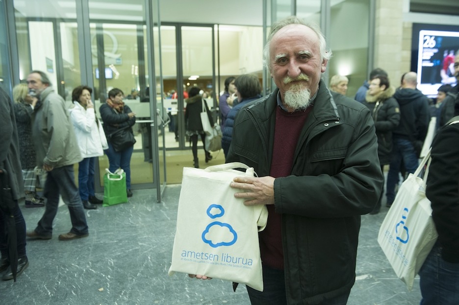 Pozik, liburua eskuratuta. (Jon URBE/ARGAZKI PRESS) Pozik, liburua eskuratuta. (Jon URBE/ARGAZKI PRESS)