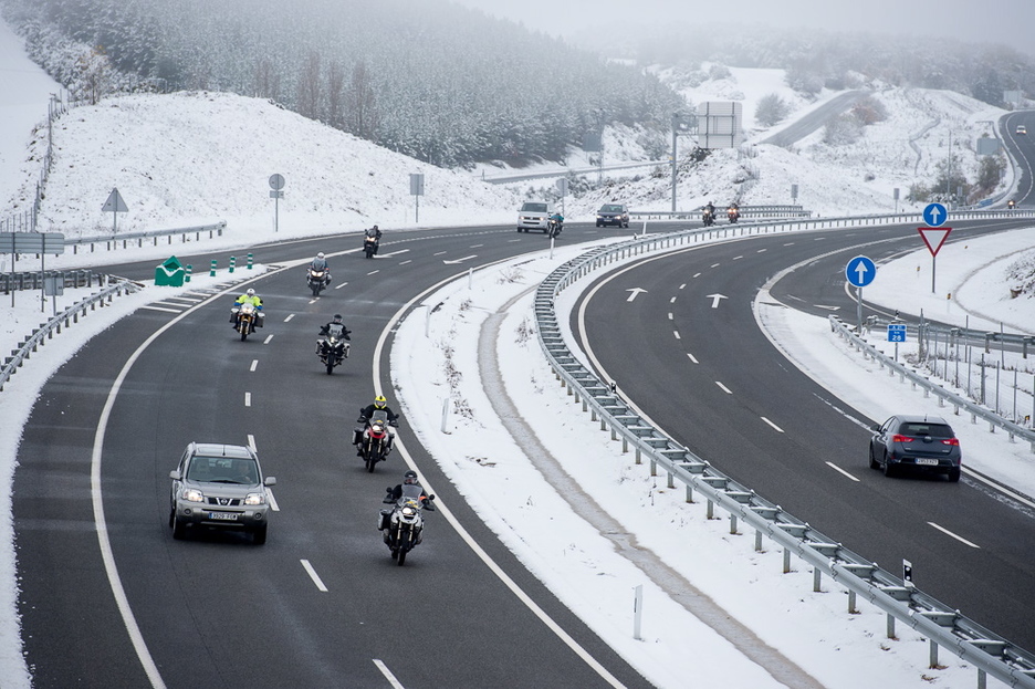 Errepidean ez da, oraingoz, arazo askorik sortzen ari baina elurra da hainbat lekutan. Irudian Irunberri ingurua (Iñigo URIZ | ARGAZKI PRESS)