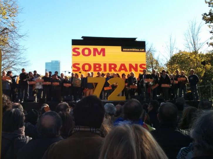Escenario del acto de hoy con un gran 72 y la leyenda en catalán «somos soberanos». (@ANJISbd)