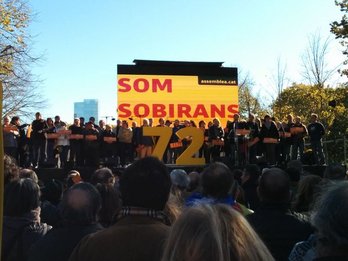 Escenario del acto de hoy con un gran 72 y la leyenda en catalán «somos soberanos». (@ANJISbd)