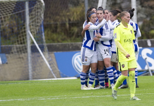 Taldekideak Nahikari Garciaren goletako bat ospatzen. (Gorka RUBIO | ARGAZKI PRESS)