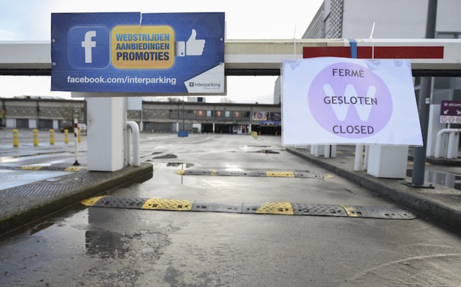 Parking cerrado en el centro comercial de Woluwe (John THYS | AFP) Parking cerrado en el centro comercial de Woluwe (John THYS | AFP)