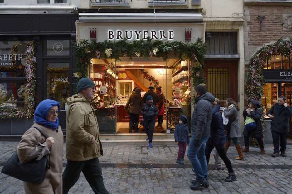 Algunos comercios han optado por mantener la actividad, aunque la mayoría ha cerrado. (John THYS | AFP) Algunos comercios han optado por mantener la actividad, aunque la mayoría ha cerrado. (John THYS | AFP)