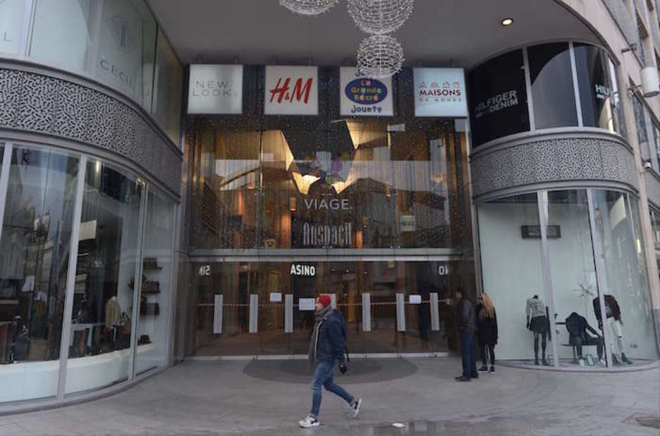 Galería de tiendas cerrada (JOHN THYS) Galería de tiendas cerrada (JOHN THYS)