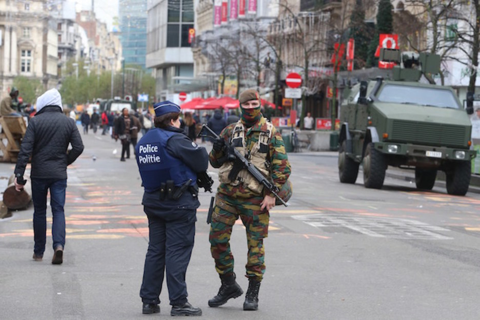Un policía y un militar en el boulevard Anspach (Nicolas MAETERLINCK | AFP) Un policía y un militar en el boulevard Anspach (Nicolas MAETERLINCK | AFP)