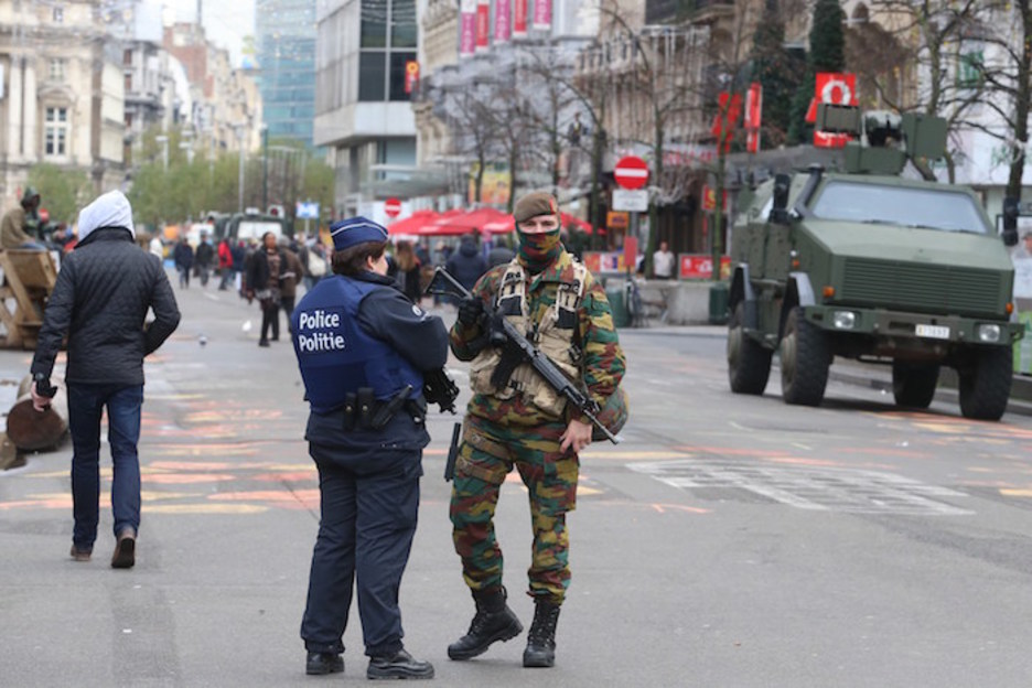 Un policía y un militar en el boulevard Anspach (Nicolas MAETERLINCK | AFP)