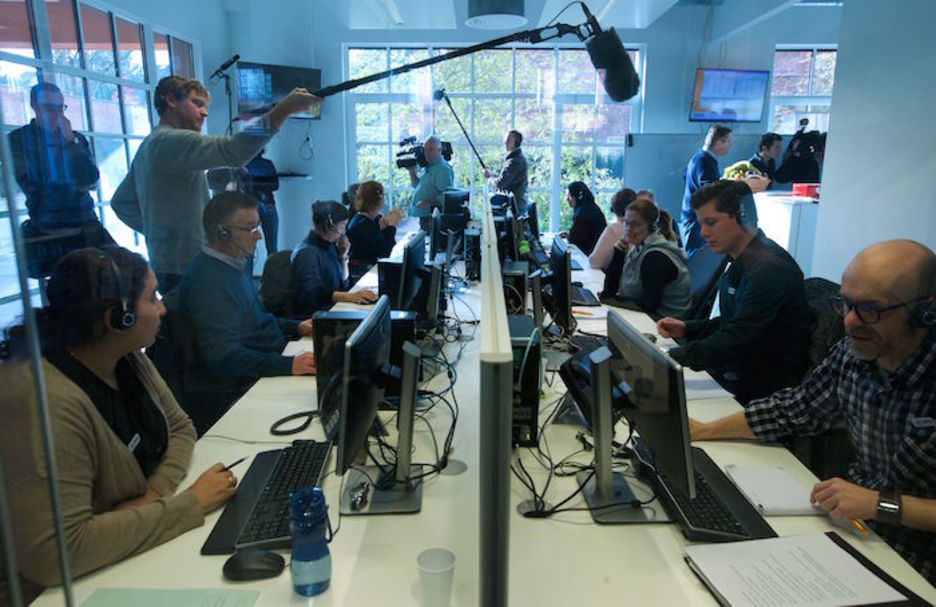 Centralita de atención al ciudadano en Leuven, las líneas se han bloqueado por las numerosas llamadas de ciudadanos alertados. (Nicolas MAETERLINCK | AFP) Centralita de atención al ciudadano en Leuven, las líneas se han bloqueado por las numerosas llamadas de ciudadanos alertados. (Nicolas MAETERLINCK | AFP)