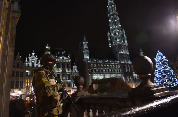 Militar apostado en el centro de Bruselas (EMMANUEL DUNAND | AFP)