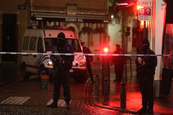 Policías cierran el paso al centro histórico de Bruselas. (AFP)