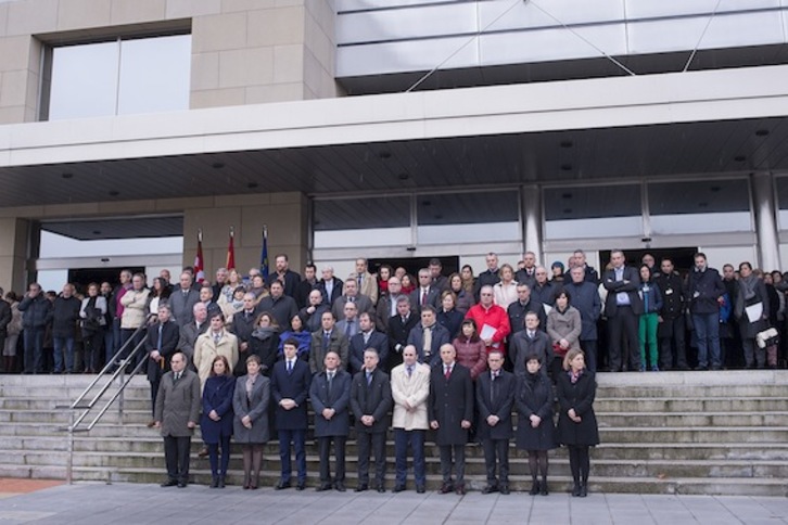 Lakuako Gobernuaren egoitzaren atarian egindako elkarretaratzea. (IREKIA)