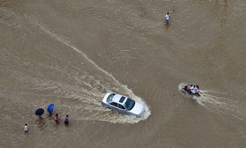Habitantes de la localidad china de Wenling, durante unas inundaciones el pasado mes de agosto. (AFP)