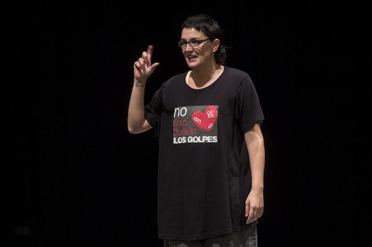 Pamela Palenciano, durante el monólogo realizado en la Casa de Cultura de Atarrabia. (Iñigo URIZ / ARGAZKI PRESS)