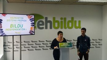 Onintza Enbeitiak eta Ikoitz Arresek egin duten agerraldia. (EH BILDU)