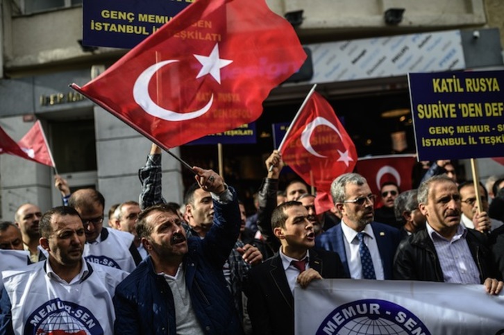 Manifestantes turcos ante el consulado ruso en Estambul. (Ozan KOSE / AFP)