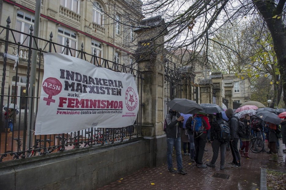 Pancarta en Gasteiz. (Juanan RUIZ / ARGAZKI PRESS)