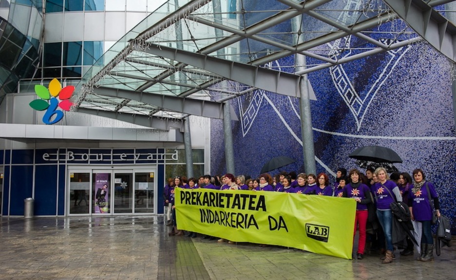 Concentración de LAB ante un centro comercial para denunciar la precariedad laboral de las mujeres. (Juanan RUIZ / ARGAZKI PRESS)