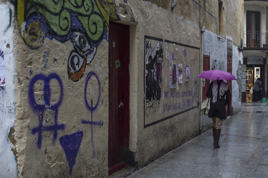 Pintadas feministas en Hernani. (Jon URBE / ARGAZKI PRESS)