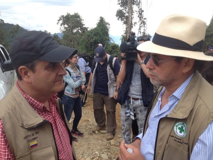El general retirado de Infantería de Marina Rafael Colón junto al delegado de las FARC-EP Pastor Alape en la vereda El Orejón, municipio de Briceño, departamento de Antioquia.