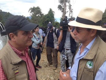 El general retirado de Infantería de Marina Rafael Colón junto al delegado de las FARC-EP Pastor Alape en la vereda El Orejón, municipio de Briceño, departamento de Antioquia.