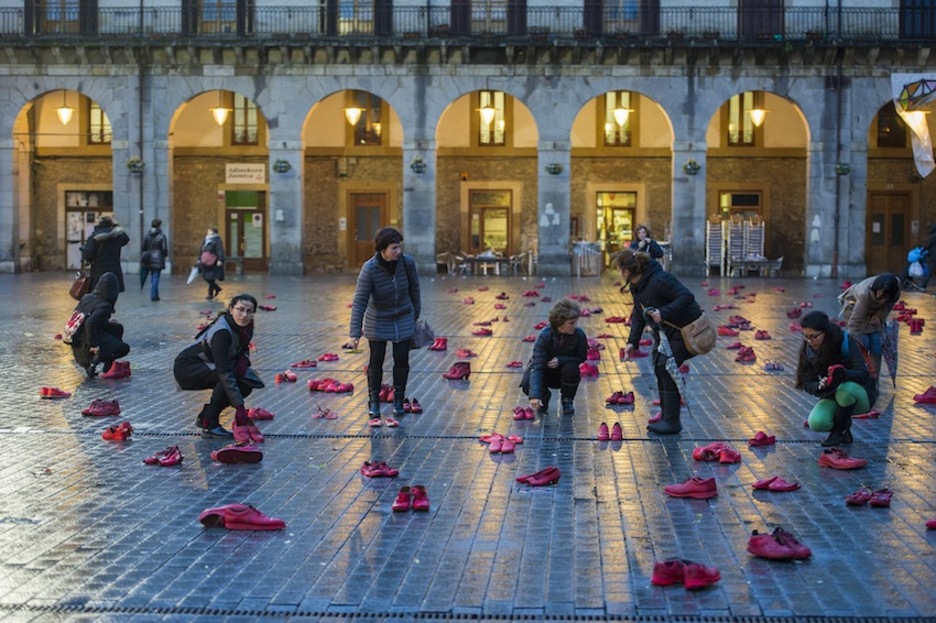 ‘Zapata gorriak’ en Oñati. Réplica de la obra de Elina Chauvet iniciada en Mexico en 2009 y con el permiso de la artista. (Juan Carlos RUIZ / ARGAZKI PRESS)