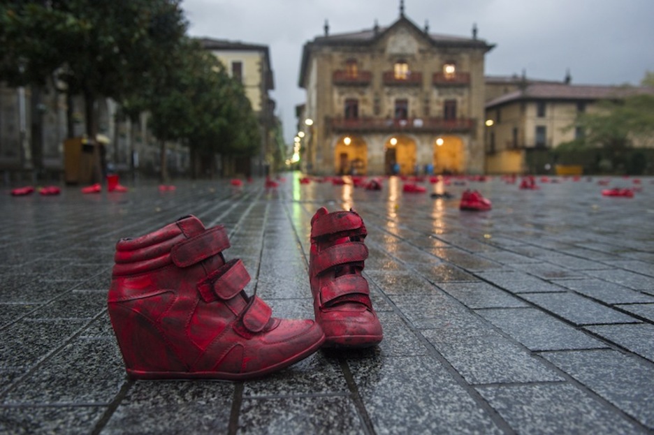 ‘Zapata gorriak’ en Oñati. Réplica de la obra de Elina Chauvet iniciada en Mexico en 2009 y con el permiso de la artista. (Juan Carlos RUIZ / ARGAZKI PRESS)
