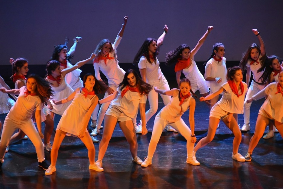 Festival en Irun contra la violencia hacia las mujeres a cargo de Pauso-K Dance Studio, Skolamusik e Irunesa Gimnasia rítmica. (Andoni CANELLADA / ARGAZKI PRESS)
