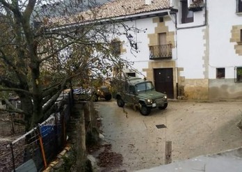 Un vehículo militar en Gesalatz. (AHOTSA.INFO)