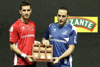 Mikel Urrutikoetxea eta Juan Martinez de Irujo, aukeratutako pilotekin. (ARGAZKI PRESS)