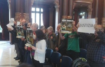 Los integrantes de Mikel Zabalza Herri Ekimena han estado presentes en el pleno. (@HiriBizia)