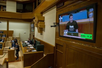 Hasier Arraiz ha defendido la proposición de EH Bildu con una camiseta en la que se leía ‘Free Otegi’. (Juanan RUIZ/ARGAZKI PRESS)