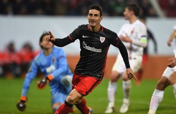 Aduriz celebra uno de los goles anotados al Augsburgo. (CHRISTOF STACHE / AFP)