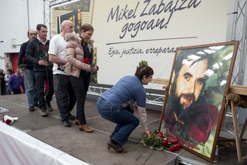 Mikel Zabalzari omenaldia egin zioten Garraldan azaroaren 21ean. (Iñigo URIZ/ARGAZKI PRESS)